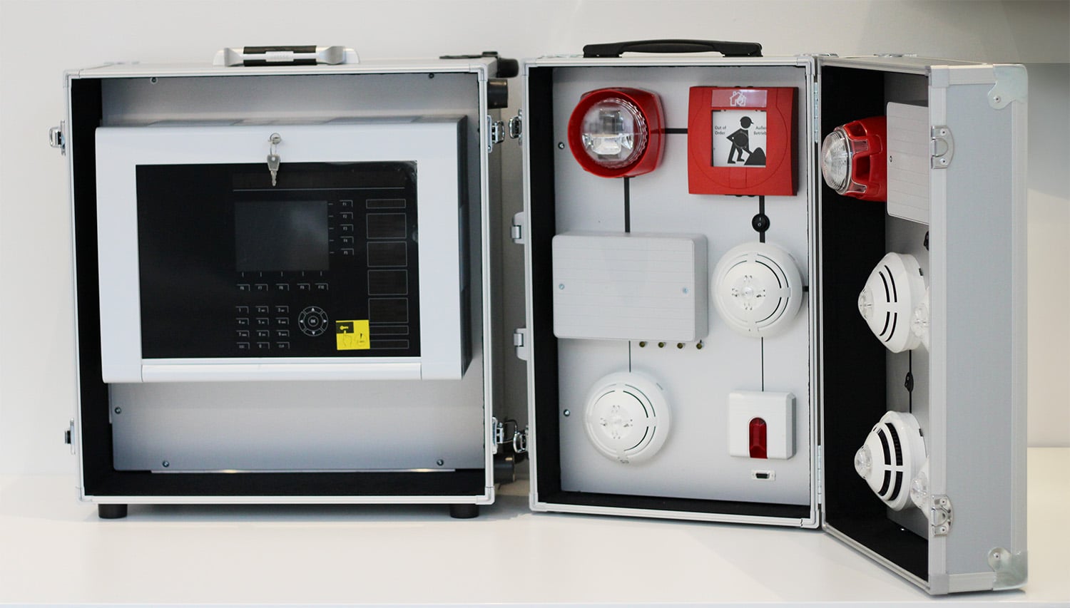 schulungskoffer auf weißem Tisch_small